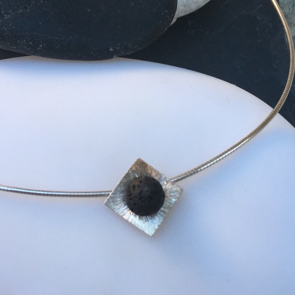 Collar Hana Q
